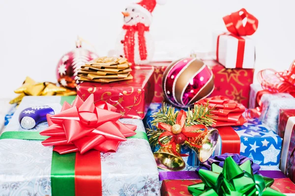 Viele Weihnachtsgeschenke auf weißem Hintergrund — Stockfoto