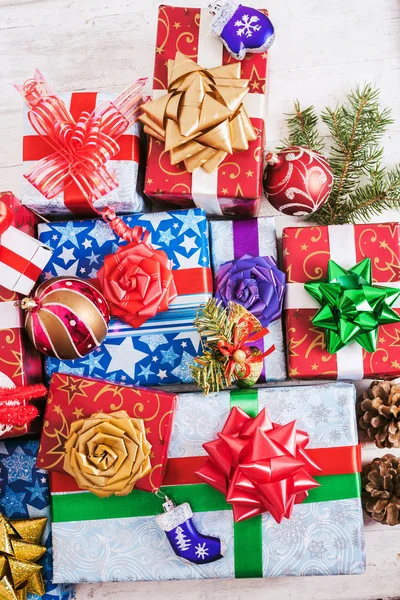 Weihnachtsdekoration mit Geschenken — Stockfoto