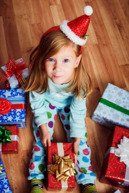 katta oturan Noel veya doğum günü ile küçük kız sunar