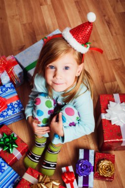 katta oturan Noel veya doğum günü ile küçük kız sunar