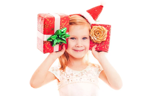 Lilla vackra flicka i vit klänning med julklappar isolerad på vit — Stockfoto