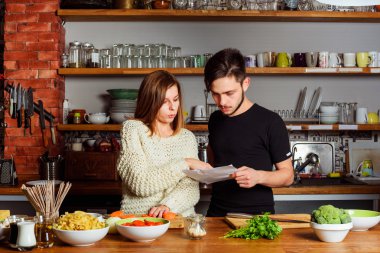 Genç çift mutfak pişirme