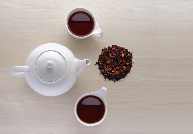 İki bardak çay ve çaydanlık ile kahvaltıda ahşap masa