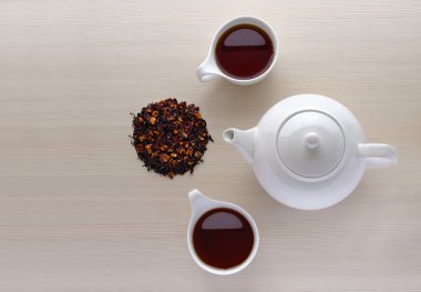 İki bardak çay ve çaydanlık ile kahvaltıda ahşap masa