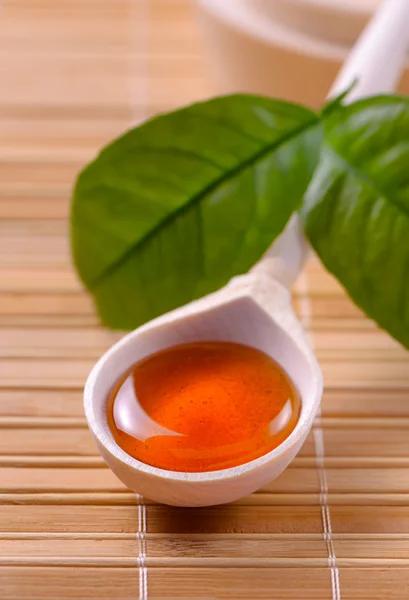 Tahta bir kaşık bal