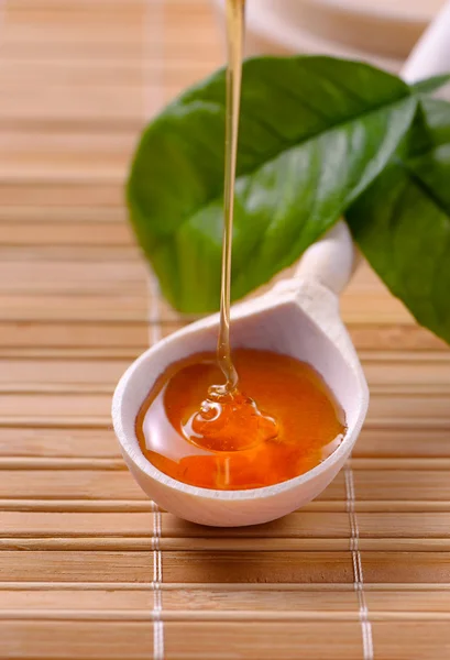 damlayan içinde tahta bir kaşık bal