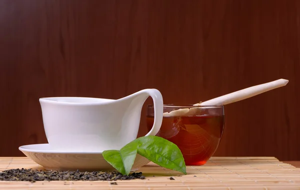 Tatlı bal kavanozuna ve çay Kupası