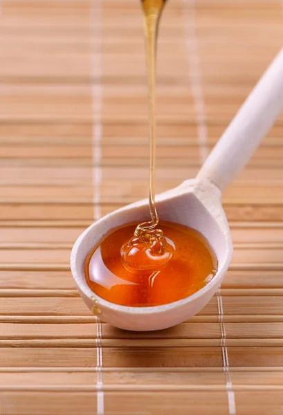 damlayan içinde tahta bir kaşık bal