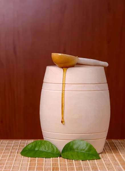 varil üzerinde yatan bir kaşık bal