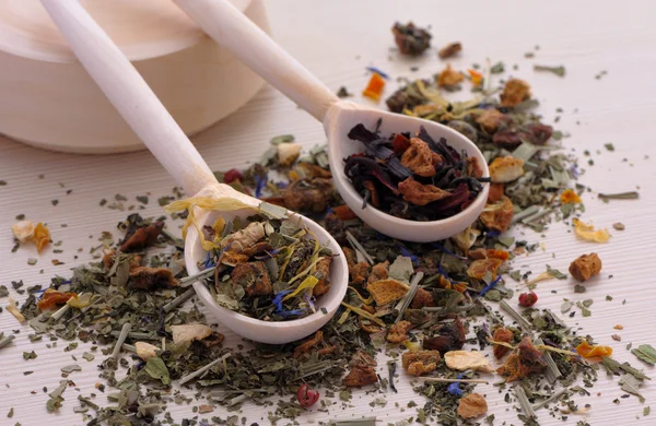 ahşap zemin üzerine kaşık kuru çay çeşitleri