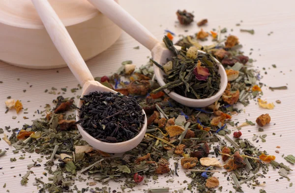 ahşap zemin üzerine kaşık kuru çay çeşitleri