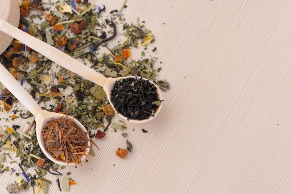 ahşap zemin üzerine kaşık kuru çay çeşitleri