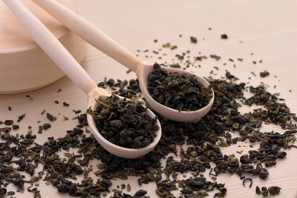 ahşap zemin üzerine kaşık kuru çay çeşitleri