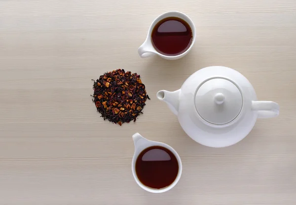 İki bardak çay ve çaydanlık ile kahvaltıda ahşap masa