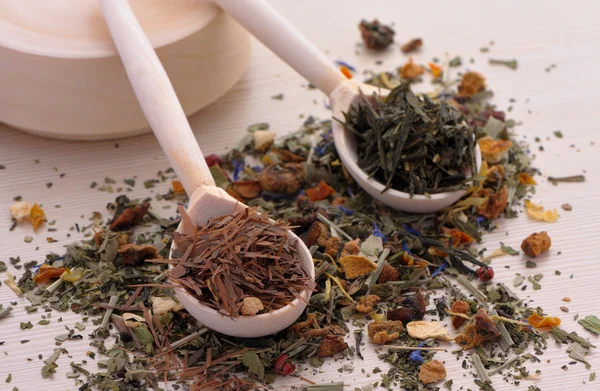 ahşap zemin üzerine kaşık kuru çay çeşitleri