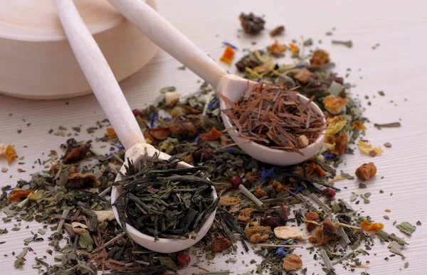 ahşap zemin üzerine kaşık kuru çay çeşitleri