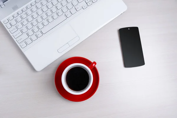 Ahşap masa üzerinde laptop, smartphone ve kahve Kupası. Yukarıdan görüntülemek