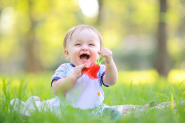 Sevimli beyaz bebek çocuk parkı