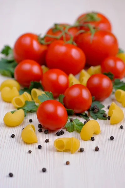 Açık renkli kiraz domates, makarna ve maydanoz, yakın çekim