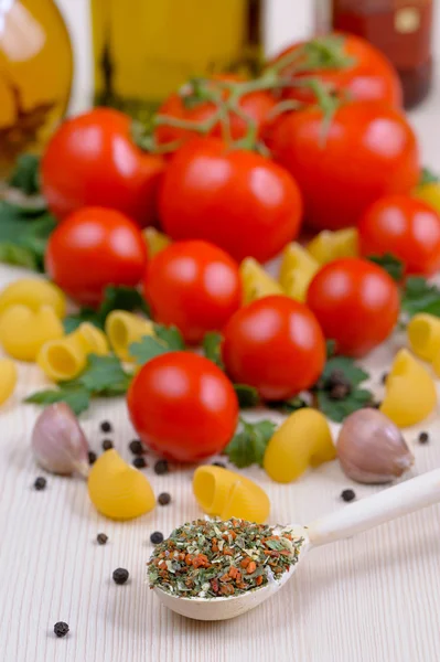 Açık renkli kiraz domates, makarna, taze maydanoz, sarımsak ve zeytin yağı, yakın çekim