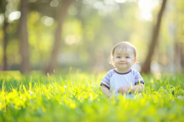 Sevimli beyaz bebek çocuk parkı