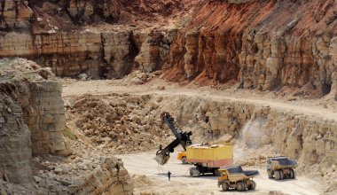 Ekskavatör taş ocağı sitesinde