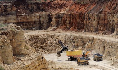 Ekskavatör taş ocağı sitesinde