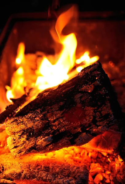 Gece vakti, şenlik ateşi ile kıvılcım