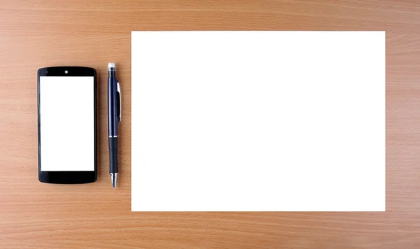 ahşap bir masa üzerinde çalışıyor