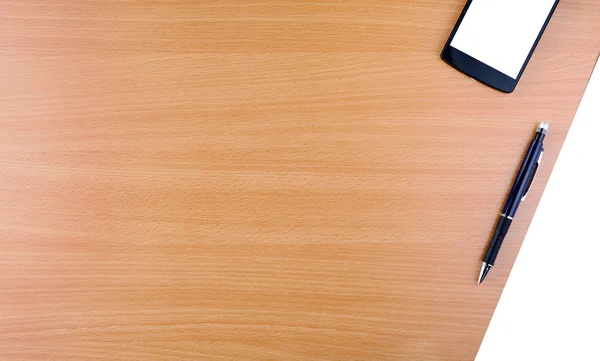 ahşap bir masa üzerinde çalışıyor