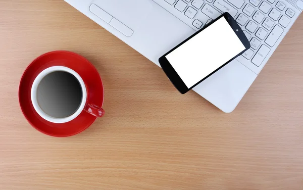 ahşap bir masa üzerinde çalışıyor