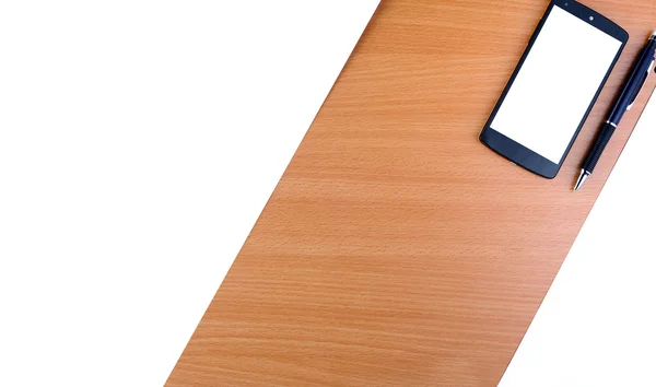 ahşap bir masa üzerinde çalışıyor