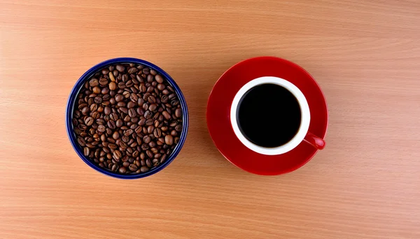 ahşap bir masa üzerinde çalışıyor