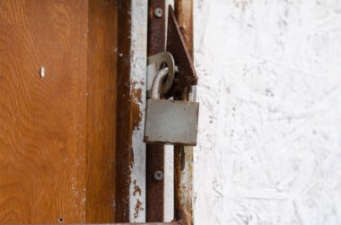 Paslı asma kilit. Klasik asma kilit. Kapalı kapı. Pas.