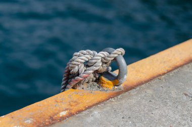 Rıhtımda. Geminin demirleme yeri. Denizci ipi. Halat düğümü.