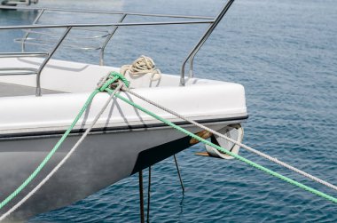 Bağlı bir yat. Denizci ipi. İp düğümü. Sentetik ip. Kargo gemisi.