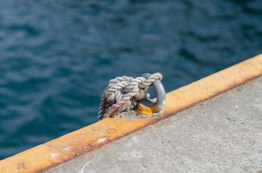 Rıhtımda. Gemiler için demirleme yeri. Denizci ipi. Düğüm.