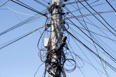 Elektrik kabloları. Sokak lambası. Elektrik santrali. Lamba direği.