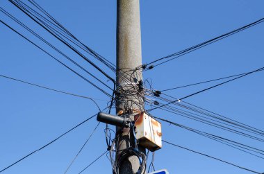 Elektrik kabloları. Sokak lambası. Elektrik santrali. Lamba direği.