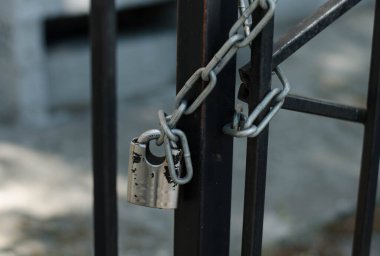 Kapıda asma kilit var. Demir kapı. Çatlak boya..