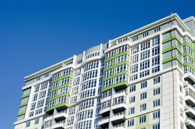 Apartman dairesi. Minimalist mimari. İş merkezi. Gökdelen inşaatı.