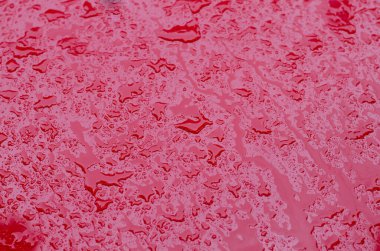 Islak yüzey. Yüzeyde yağmur damlaları. Yağmur yağar.