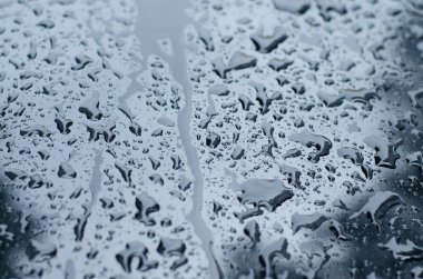 Yüzeyde yağmur damlaları. Islak yüzey. Çiy damlaları.