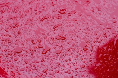 Ayna yüzeyinde yağmur damlaları. Yağmurlu bir gün. Islak yüzey. Çiy.