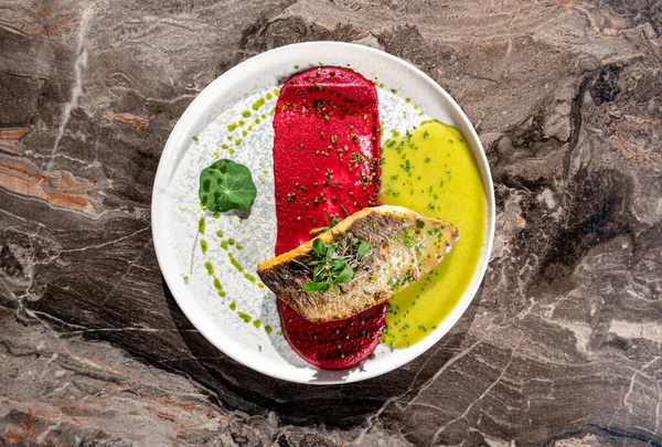 Sauteed Fish Red Beetroot Pure Sauteed Spinach Herbs Sauce — Stock Photo, Image