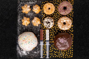 Doldurulmuş choux 'lu büyük ve mini çörekler.