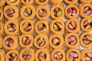 Pekmezli ve fıstıklı küçük baklava parçaları.