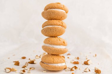 Makaronlar beyaz arka planda yakından bakıyorlar.