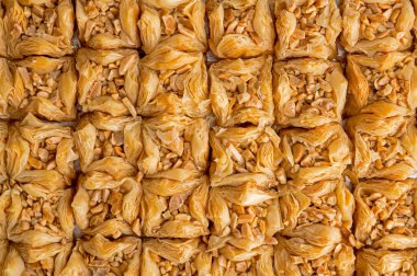 Pekmezli ve fıstıklı küçük baklava parçaları.