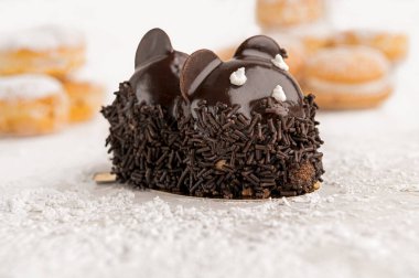 Yakından bakınca çikolatalı fare macunu.